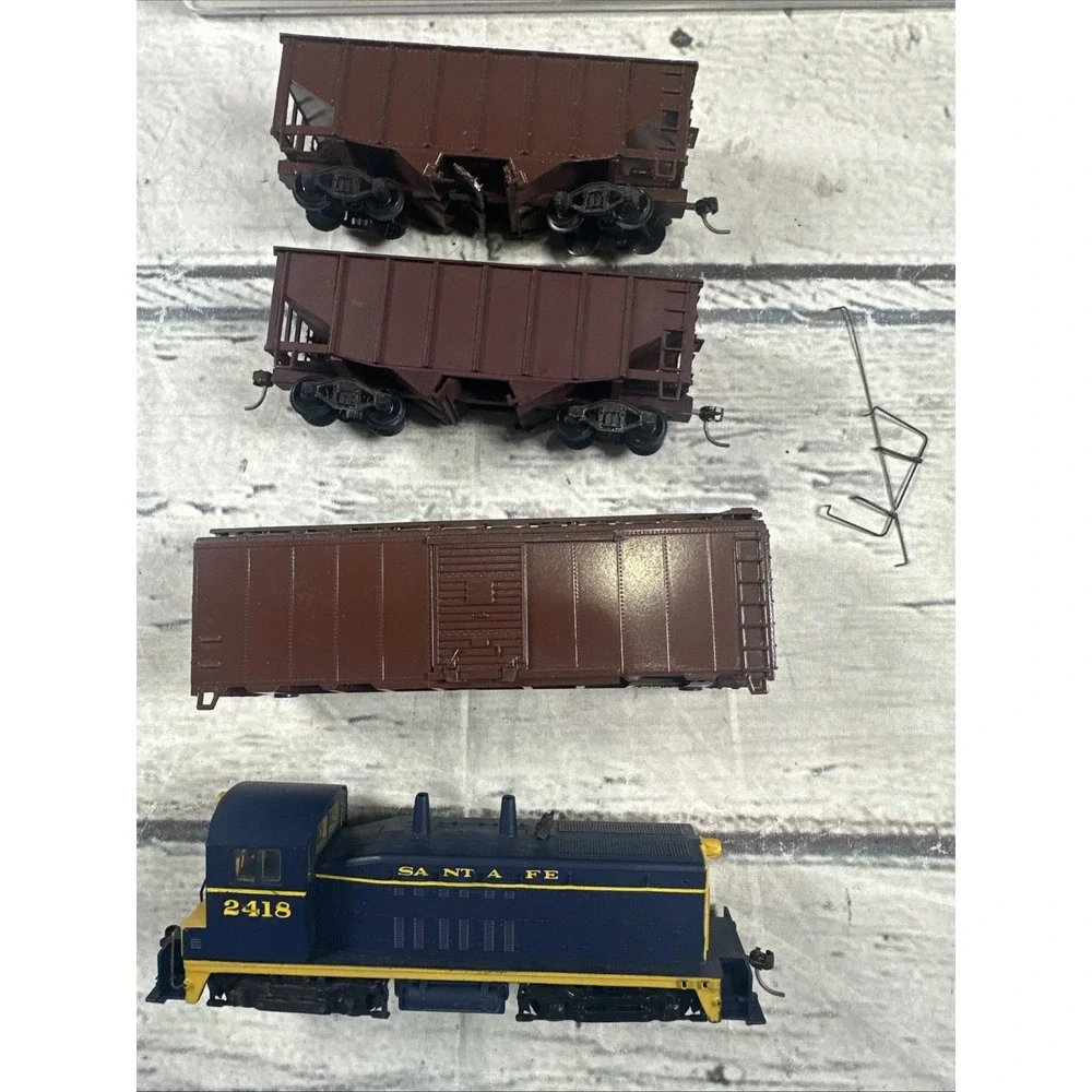 Athearn HO Santa Fe #2418 SW1500 Diesel Locomotive + 3 Freight Cars Lot